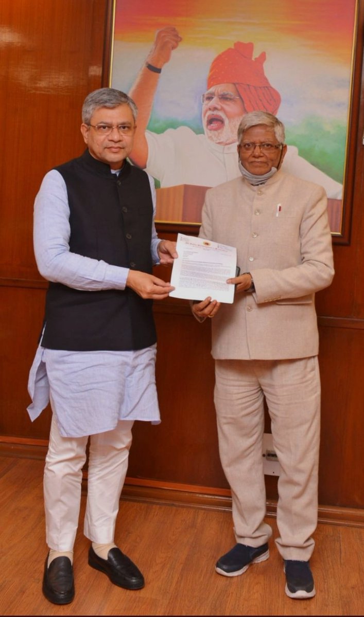 NR_Lko_Act2's tweet photo. आदरणीय रेलमंत्री श्री अश्विनी वैष्णव जी हम #रेलवे_Act_प्रशिक्षु 19 - 20 बैच के नए वैकेंसी नोटिफिकेशन की मांग करते हैं। हम कई सालों से इंतजार कर रहे हैं। आशा है कि आप जल्द ही अधिसूचना  जारी करेंगे। #Release_RRB_Group_D_notification  @RailMinIndia @ShivaGopalMish1 @AshishMisshra https://t.co/31dKitugDW
