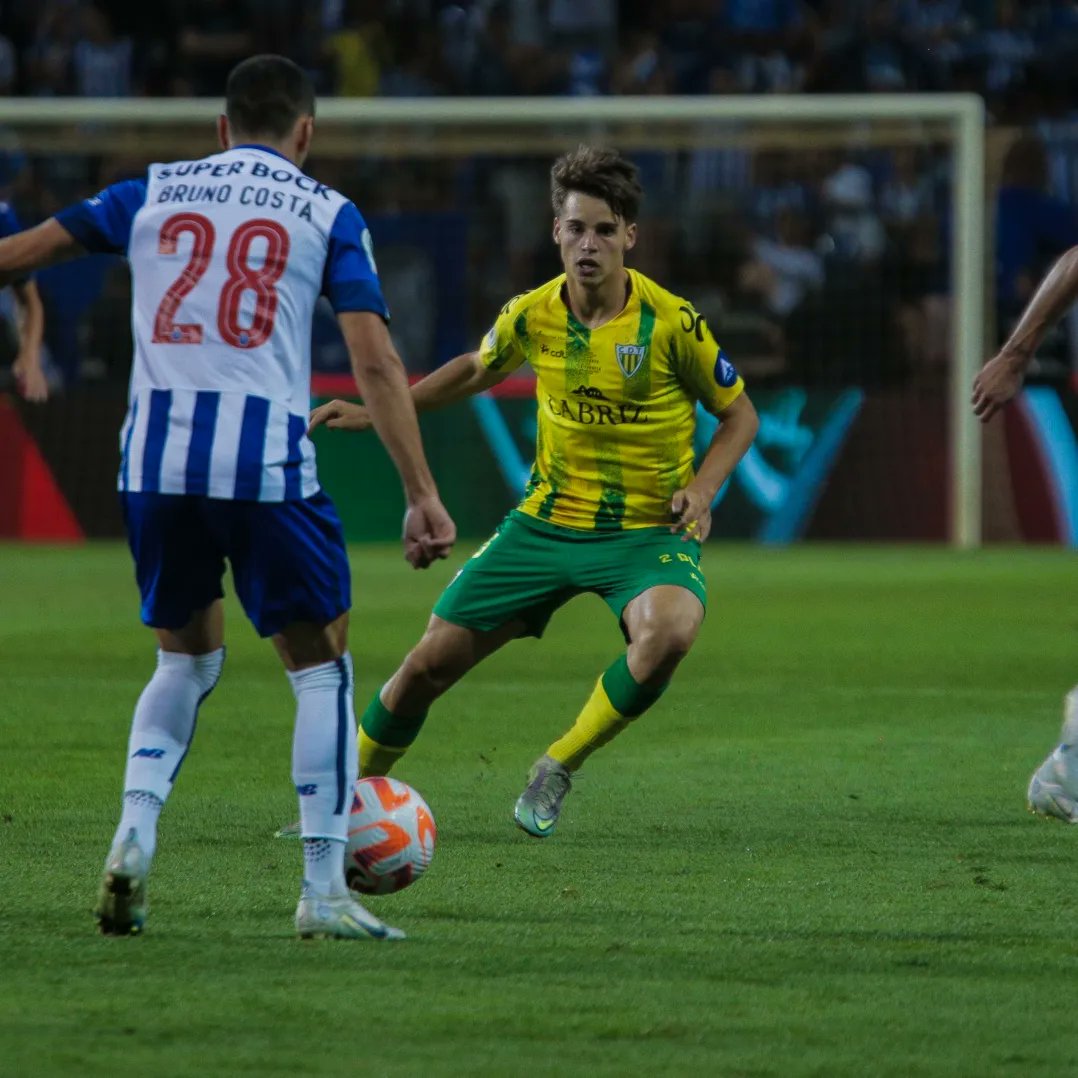 CDTondela1933's tweet photo. A 🌟 was born 😍
@Cascavel201 estreou-se ontem com 17 anos pelo CD Tondela ☺️

#naçãobeirã https://t.co/0ol1OGz0lm