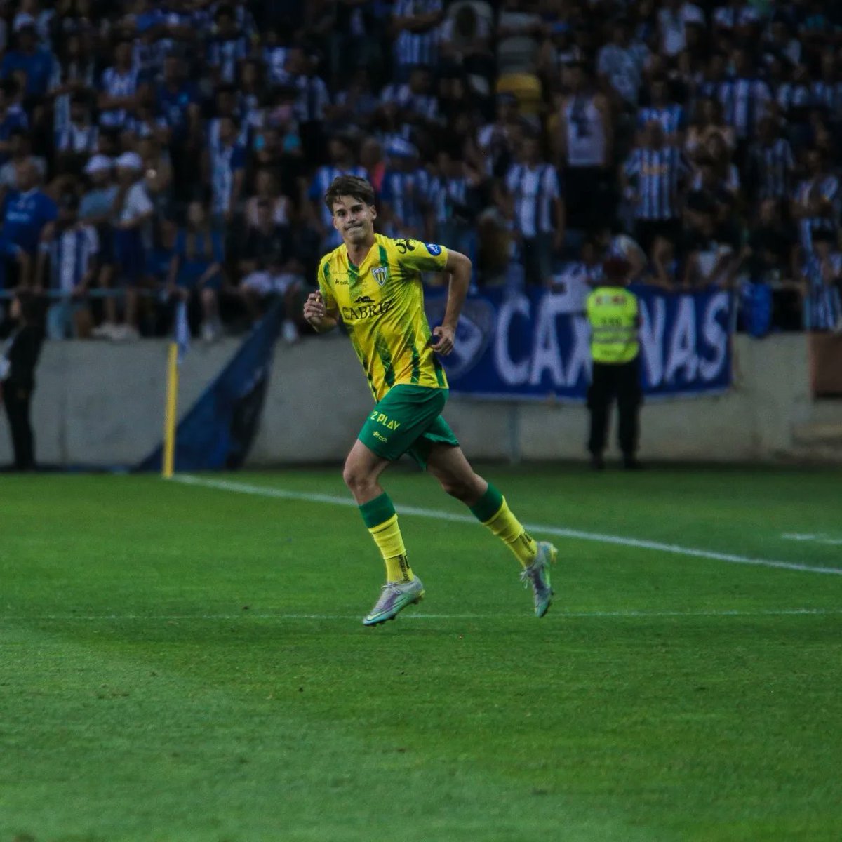 CDTondela1933's tweet photo. A 🌟 was born 😍
@Cascavel201 estreou-se ontem com 17 anos pelo CD Tondela ☺️

#naçãobeirã https://t.co/0ol1OGz0lm