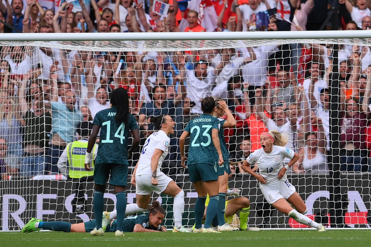 UEFA's tweet photo. 🏆 𝗖𝗛𝗔𝗠𝗣𝗜𝗢𝗡𝗦! 

ENGLAND ARE THE #WEURO2022 WINNERS!

Congratulations, @Lionesses! 

#ENG https://t.co/rV0cjYRYzj
