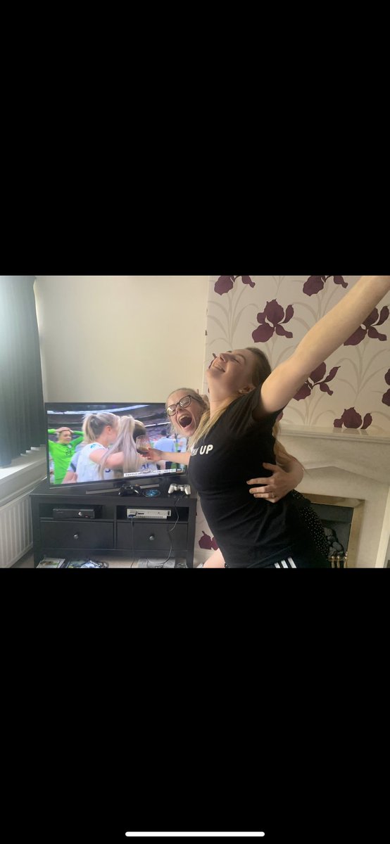 LissaJayde's tweet photo. IT’S HOME!!!! 🏴󠁧󠁢󠁥󠁮󠁧󠁿🦁 #Lionesses https://t.co/vRjuIJyYz7