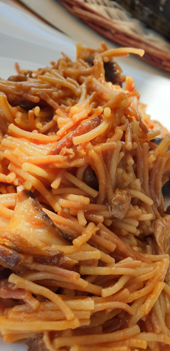 En general, buena (aunque algo escasa) experiencia en <a href="/MandarinaClub/">Mandarina Peñíscola</a>. 
▪️Semifrío de melón con jamón.
▪️Tartar de tomate con #aove y corteza de lubina.
▪️Dim sum de chorizo ibérico y toque cítrico.
▪️Fideuà de pato del Delta del Ebroy setas.
▪️Flan de coco con crema de Baileys.