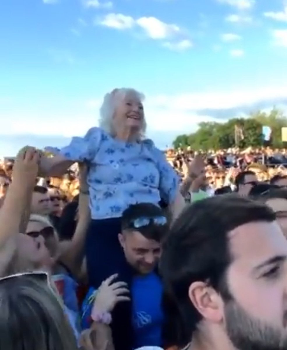 alwaysstylees's tweet image. eu assistindo ao show do Harry Styles em 2050