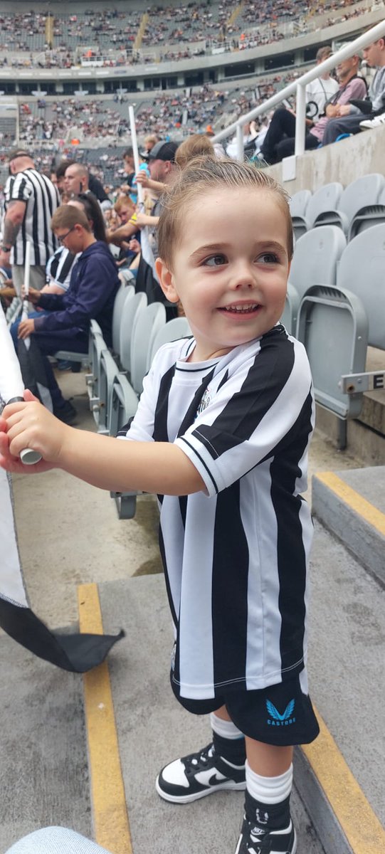 LuisaCamel's tweet photo. Valentino's first Toon match @NUFC #toontoon https://t.co/jKIs8SRpvn