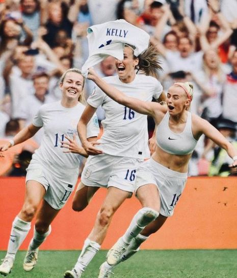 How sick is this photo of Chloe Kelly?

Her shirt perfectly showing her name as she spins it around.

Can't lie that sh*t is iconic 📸