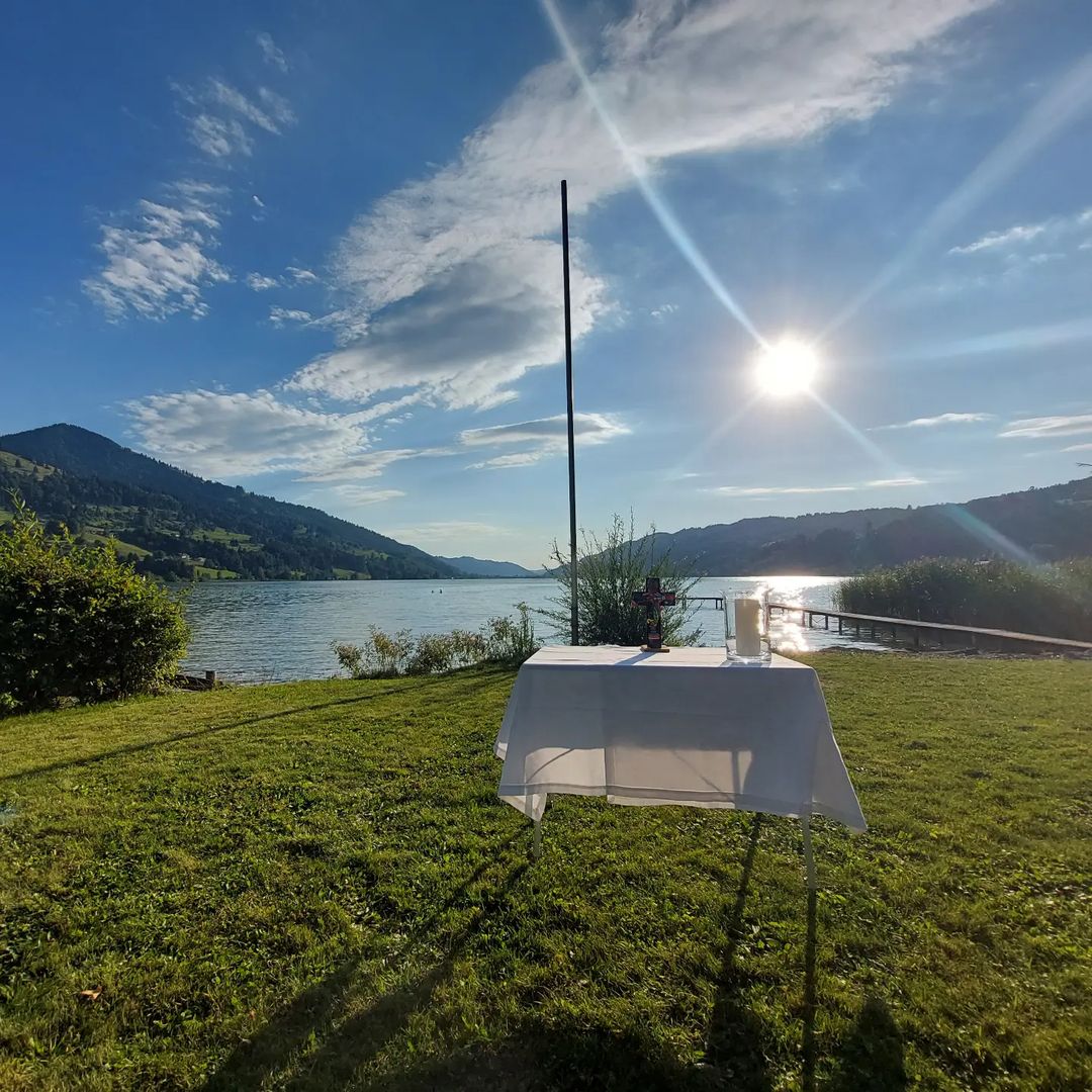 Nachdem letzte Woche mein erster Berggottesdienst war, durfte ich gerade meinen ersten Seegottesdienst feiern.
Kann nicht meckern, dass ich hier arbeiten darf😁
