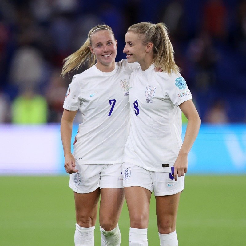 GaryRobery's tweet photo. The @ArsenalWFC girls doing it for @Lionesses! 🦁🦁🦁 https://t.co/WJfyVmCboY