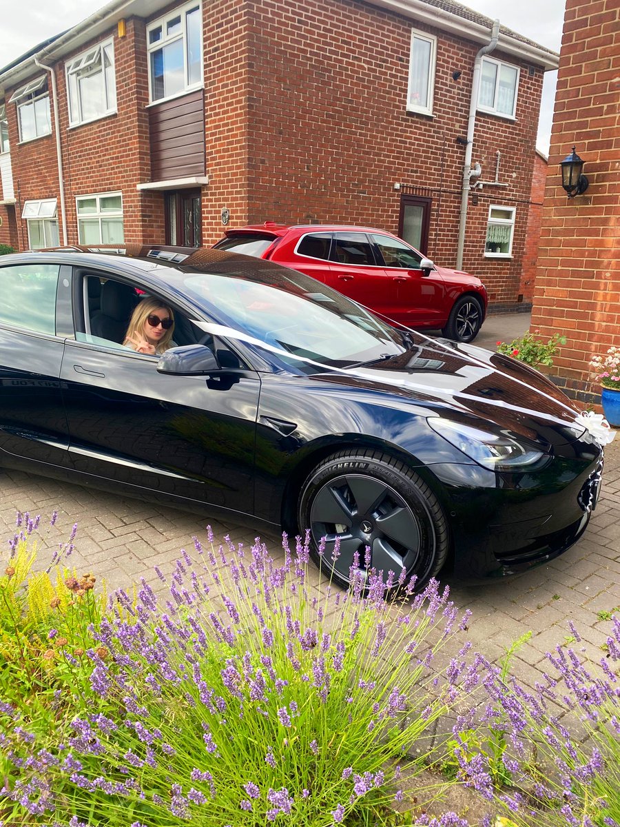 gumbley_kelly's tweet photo. @elonmusk do you approve of the makeover? 💒 https://t.co/qnXWv6bume