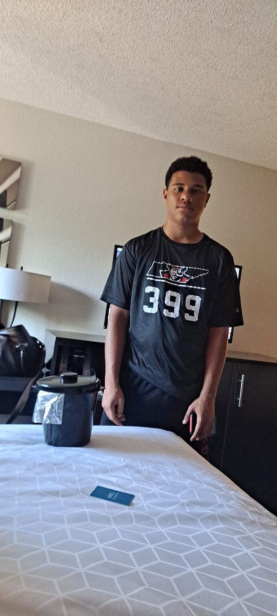 AshMoney_16's tweet photo. #LetsGoPeay! Had a great time at Austin Peay's football camp last week. High energy, hard work, blessed to be there. 🏈💪#ChaseTheLion @GovsFB @APSUCoachSW @CoachMC_APSU @LHS_TigersFball @impact7v7 https://t.co/s34zK8d3sq