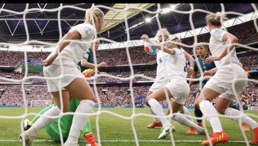 esra1989's tweet photo. #WEuro2022Final schon die 2. Fehlentscheidung durch die Video Schiris! Wozu habt ihr denn eure Videos? Shame on you! #FIFA @DFB_Frauen Super gekämpft, legt Einspruch ein.... https://t.co/tEq88wO6d3