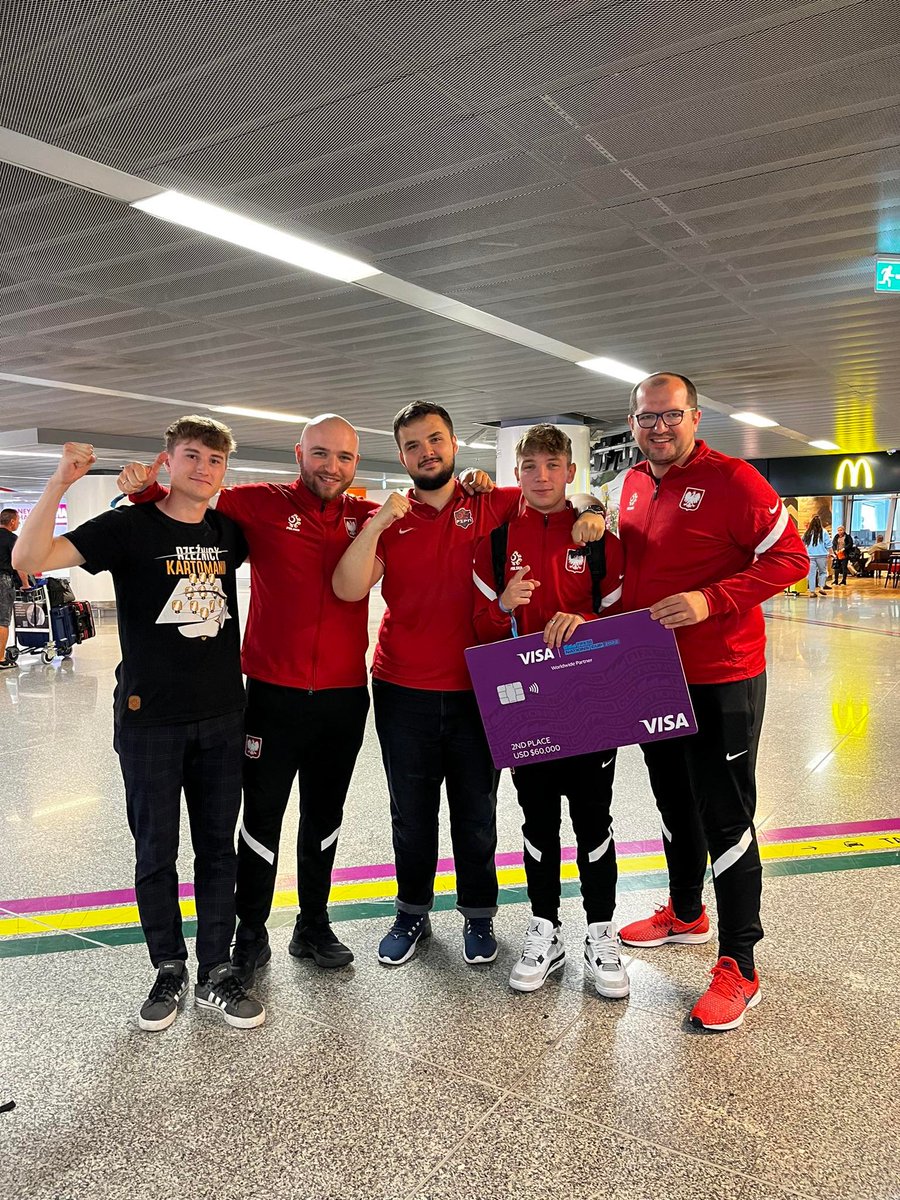 W końcu mogę się wyspać. FIFAe Nations Cup 2022 za nami....

Co to był za turniej, cóż to jest za sukces - POLACY WICEMISTRZAMI ŚWIATA. Ależ to jest historia. Rekordy oglądalności. Wsparcie rodaków, którzy jeszcze parę dni wcześniej nie wiedzieli o istnieniu kadry eFutbolu. 1/x