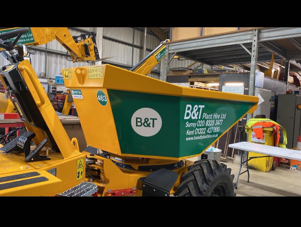 signsplusuk's tweet photo. As well as vans and cars we also sign write plant machinery. If you want to make all you plant  unique get in contact. 📞01959 571074 📧enquiries@signsplus.uk #Teamsp #creatingtherightimpression #plantandmachinery https://t.co/G5pTIVIeGM