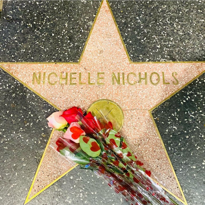 yeswelead's tweet photo. A bright light that shined for decades and changed the face of modern entertainment.  Rest well #NichelleNichols.  

#BlackGirlsLead #startrek #togowherenomanhasgonebefore #blackfirst #uhura #cosplayersgirl #comic #ComicCon #blackcosplayer #BlackTwitter #BlackTechTwitter #rip https://t.co/cK0yL1ib0q