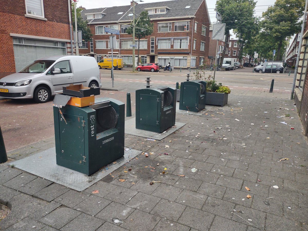 qarachupa's tweet photo. @GemeenteDenHaag dit moet echt beter... Ik heb het maar weer opgeruimd om mijn Linnaeusstraat enigszins toonbaar te houden. Volle oracs hoek De Genestetlaan. Brandresten en huisvuil bij kruising Allard Piersonlaan. #radilaak https://t.co/KNkSMXHQKZ
