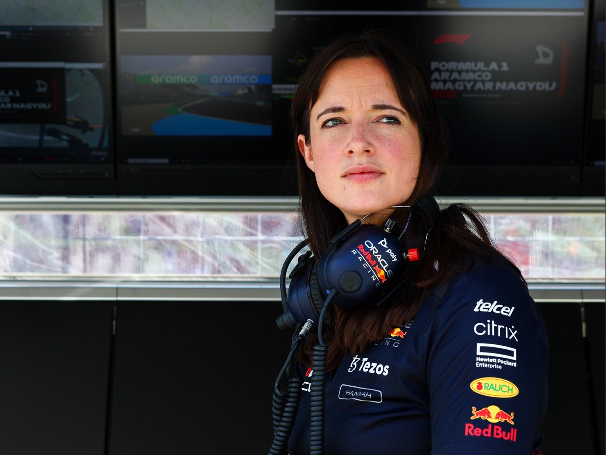 #F1 Deberían conocerla, se llama Hanna Schmitz y es la estratega de Red Bull. Es uno de los pilares de un gran equipo, con Max, con Horner, con Newey 👏👏👏