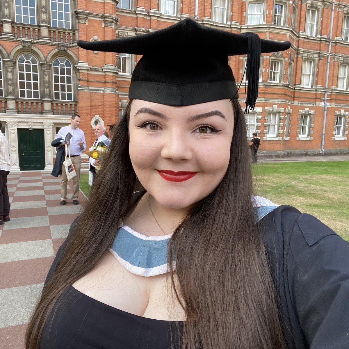 _abbieroberts_'s tweet photo. graduation 🎓🥂 https://t.co/euzxunxPZB