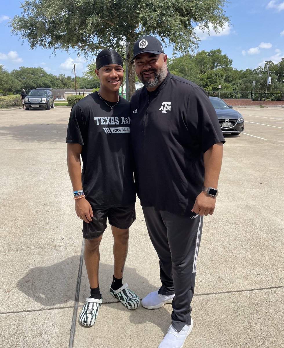 KadoHinson's tweet photo. We dropped off @MJHinson1 at Blinn JC today. Time to go &amp; grow!
1) Keep God 1st🙏🏽
2) Stay accountable🔒
3) Stay focused📚🏈
4) Shine bright &amp; Ball out 🤎
Love you! Proud of you son. #TeamHinson https://t.co/MvQ8D6Ky7r