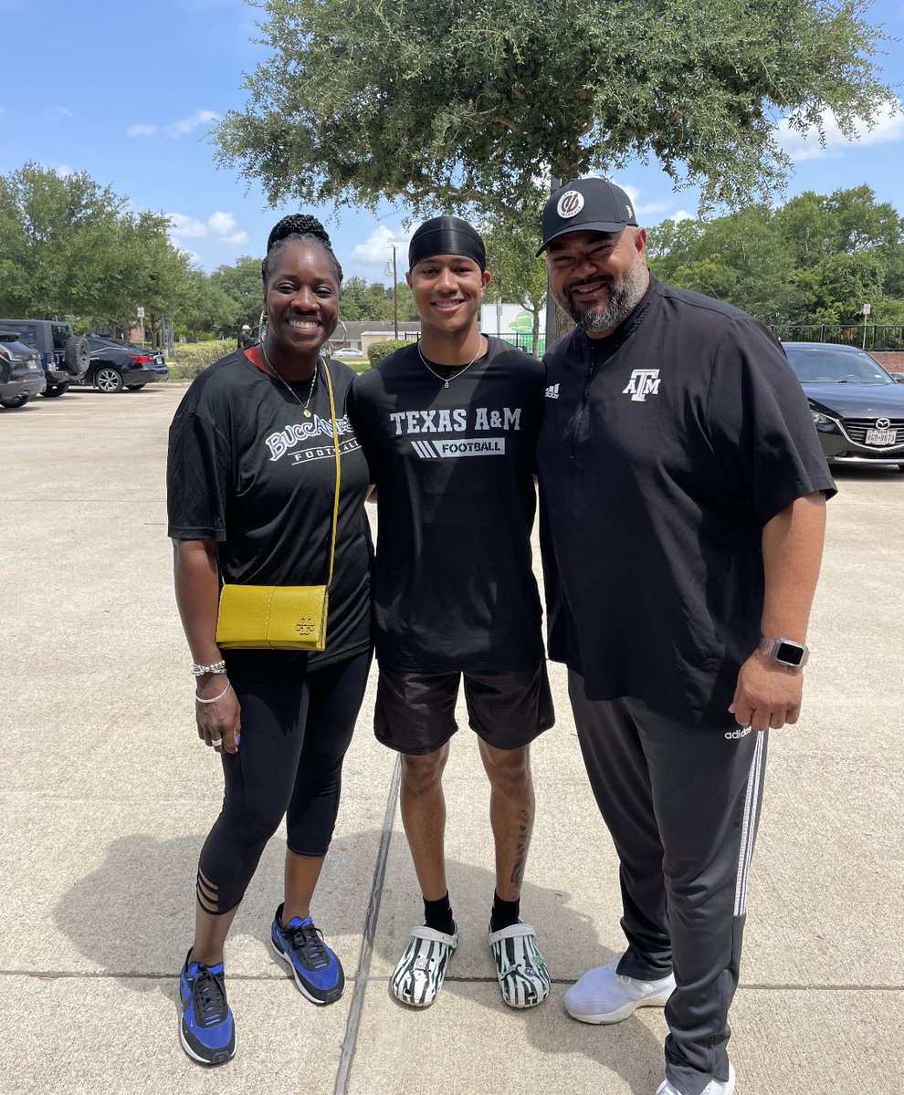 KadoHinson's tweet photo. We dropped off @MJHinson1 at Blinn JC today. Time to go &amp; grow!
1) Keep God 1st🙏🏽
2) Stay accountable🔒
3) Stay focused📚🏈
4) Shine bright &amp; Ball out 🤎
Love you! Proud of you son. #TeamHinson https://t.co/MvQ8D6Ky7r