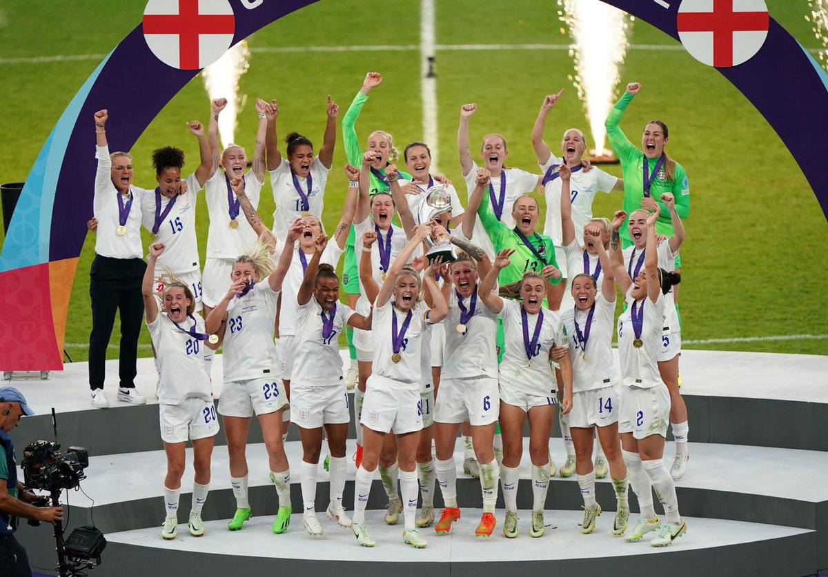 ActuFoot_'s tweet photo. Elles sont championnes. 💪👏🏴󠁧󠁢󠁥󠁮󠁧󠁿 https://t.co/Bs5ocTmZ4m