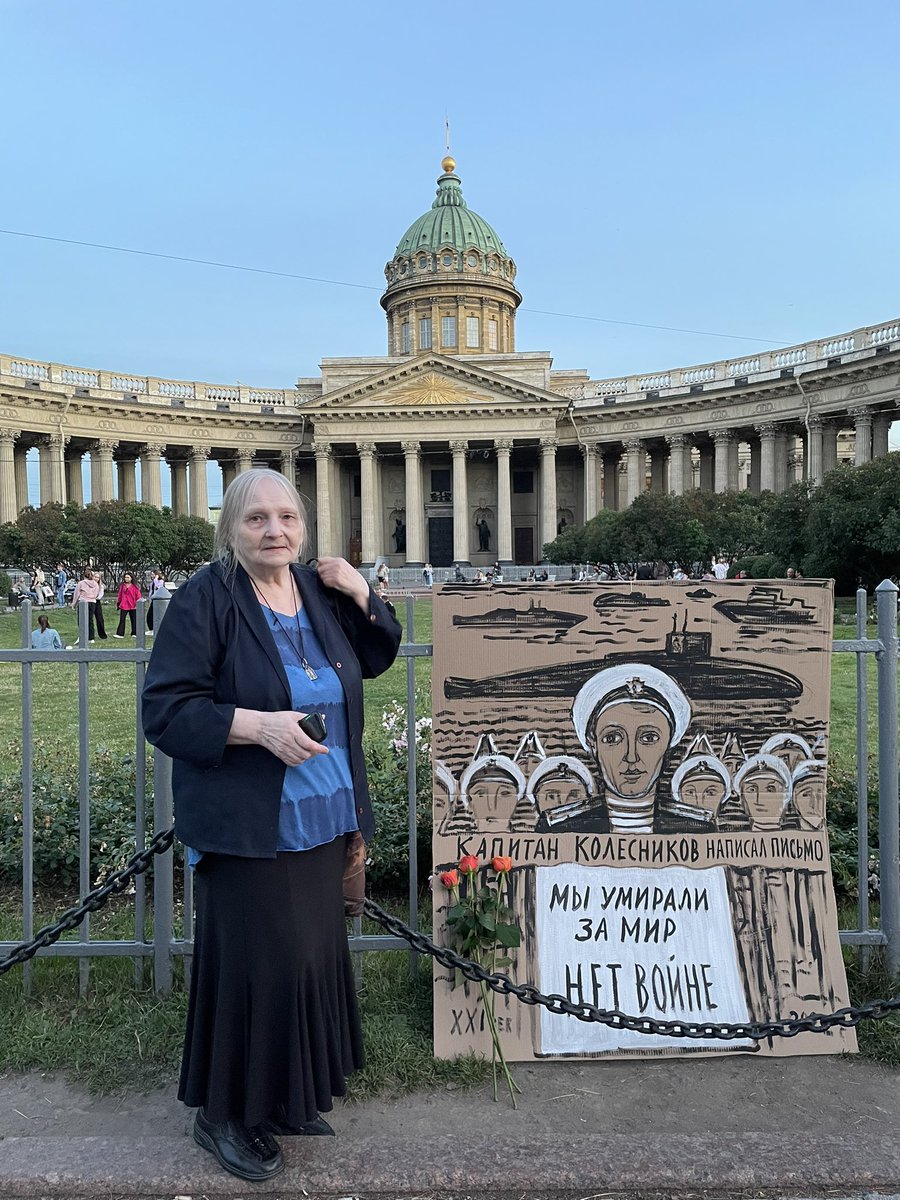 rrrevolution_9's tweet image. встретила Елену Осипову подхожу говорю спасибо вам большое. давайте я вас сфотографирую? она протягивает свой телефон а там даже фокус не настроить. предложила на мой сфотать она попросила скинуть ей вк. спросила как меня зовут отвечаю Маша она говорит спасибо Маша счастья тебе😭