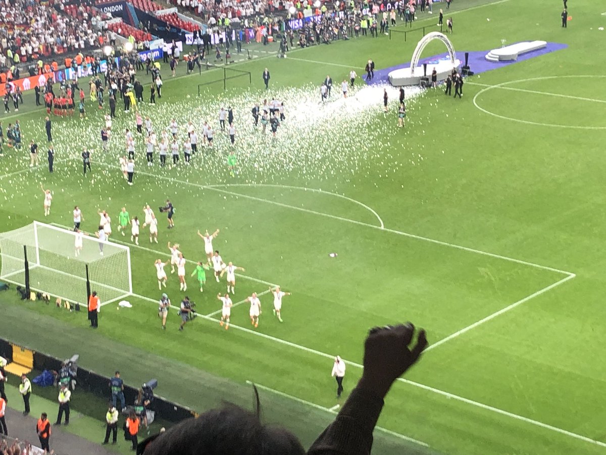 Carys90x's tweet photo. EURO 2022 WINNERS!!!!! ⚽️ 🏴󠁧󠁢󠁥󠁮󠁧󠁿 #WEURO22 #Lionesses https://t.co/n9BNDglrjV