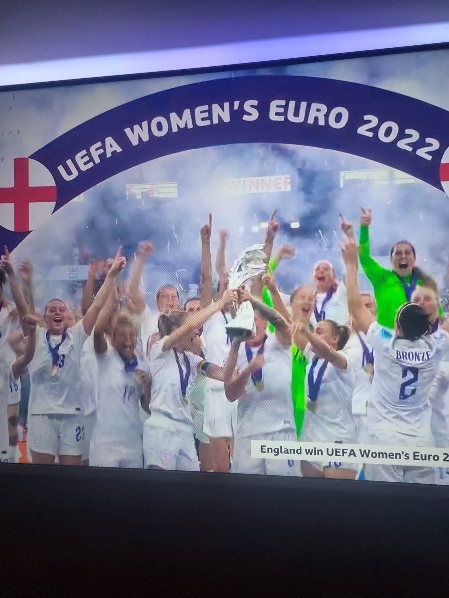 MissBrook14's tweet photo. #Lionesses #Winners 🏴󠁧󠁢󠁥󠁮󠁧󠁿⚽️🍾🥂 https://t.co/Hqh4822JEO