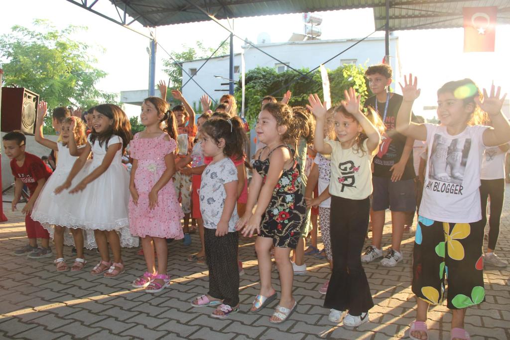 chptarsusilce's tweet photo. Çocuk Varsa Umut Var!
Mersin Büyükşehir Belediyemizin gerçekleştirdiği 'Köy Bizim Şenlik Bizim' çocuk şenliği tüm coşku ve heyecanıyla #Karadirlik Köyü'müzdeydi!
Yüreklerdeki coşku ve heyecan güzel yarınlarımız için umut oldu!
#VahapSeçer
#MersinBüyükşehirBelediyesi
#TaDeKa https://t.co/Z2FDfwp6Y4