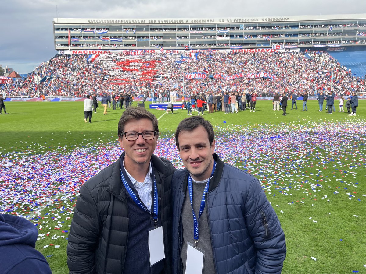 MarioTaglioret1's tweet photo. A veces, el destino te da alegrías increíbles: colaborar con un amigo como José Fuentes y trabajar en la inolvidable llegada de ⁦@LuisSuarez9⁩ a #ElClubGigante, mano a mano con el gran ⁦@MauriMin. Mejor, imposible! https://t.co/SjBN1PvXT1