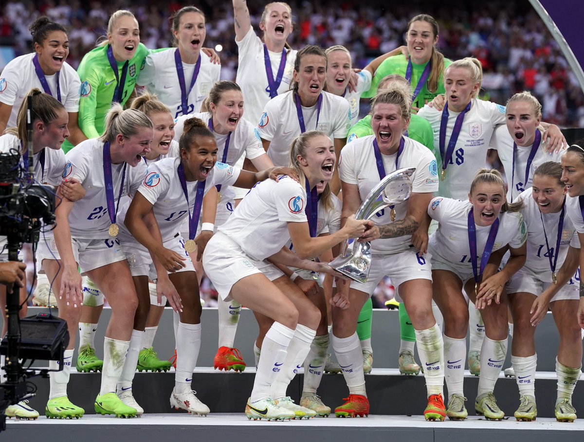 WEURO2025's tweet image. 🏆 𝑻𝒉𝒊𝒔 𝒕𝒆𝒂𝒎 😍

#WEURO2022 | #ENG