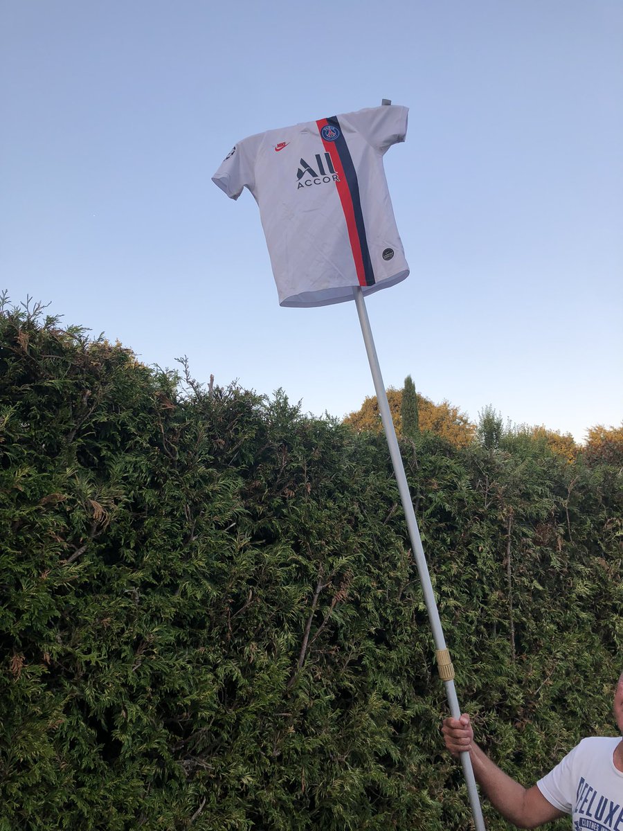 TonioFDO's tweet photo. Quand ton voisin est supporter de Barcelone 🟥🟦 https://t.co/WrCogmHZz5