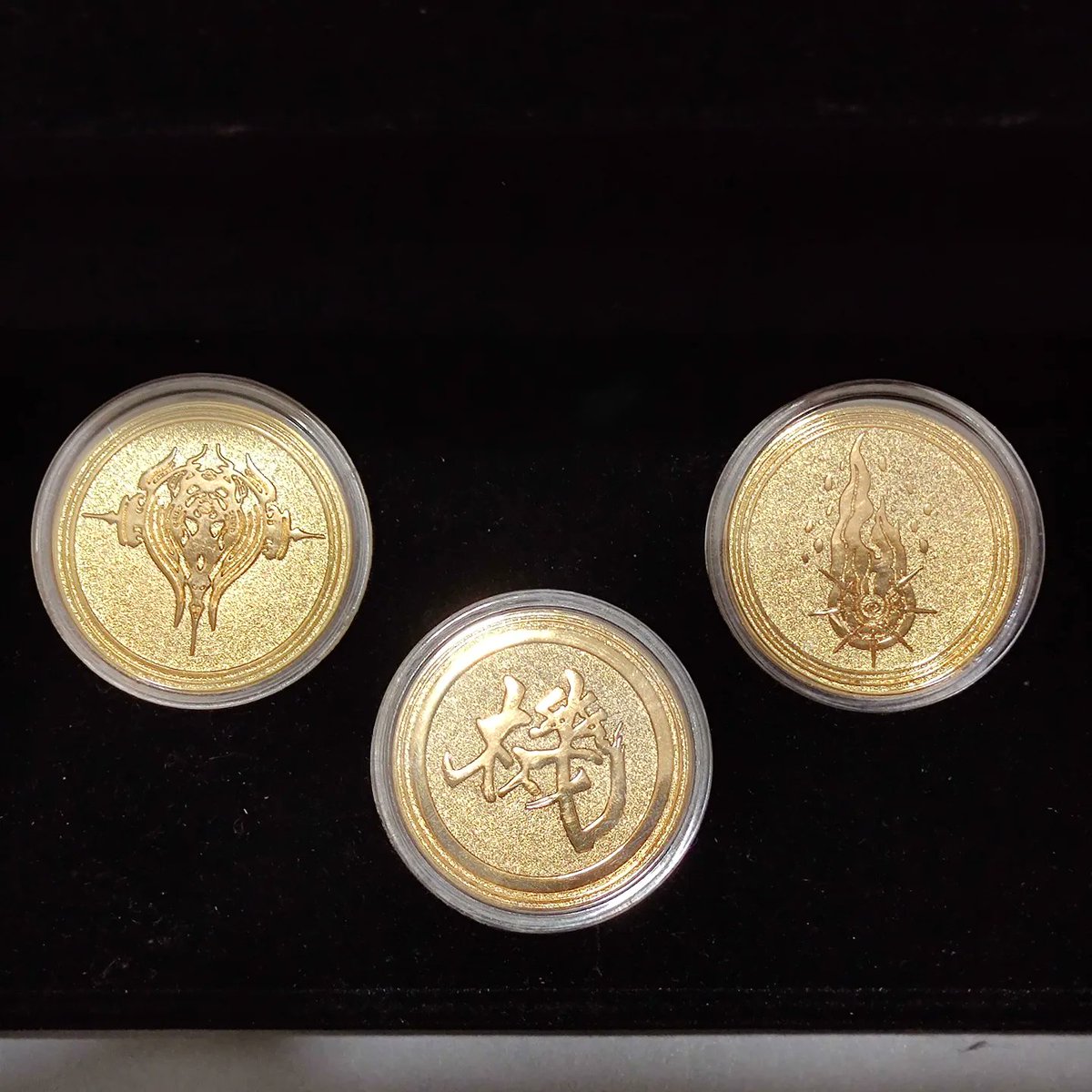 En 2012 el Club Nintendo obsequió con tres monedas en un aterciopelado estuche negro por registrar "Pandora's Tower", The Last Story" y "Xenoblade Chronicles" de Wii

Con el nombre de su juego por una cara y el logotipo por la otra, de reluciente dorado y con carcasas protectoras