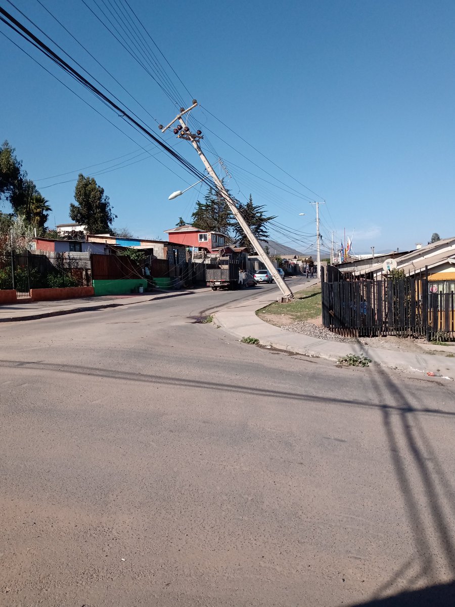 ⚠️ Corte de Luz en el sector el Tofo, en #LaSerena, colisión de vehículo menor con poste de alumbrado en calle Uruguay con Enrique Moreno en las compañías. #ElTofo #LasCompañias #Cge #CorteLuz