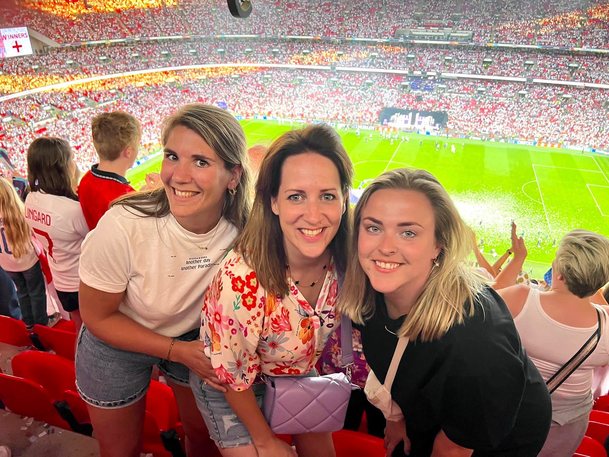SuuzBoven's tweet photo. Eentje voor in de boeken 🙌🏼 #womenseuro2022 #Wembley https://t.co/Zd5NVHXwz3