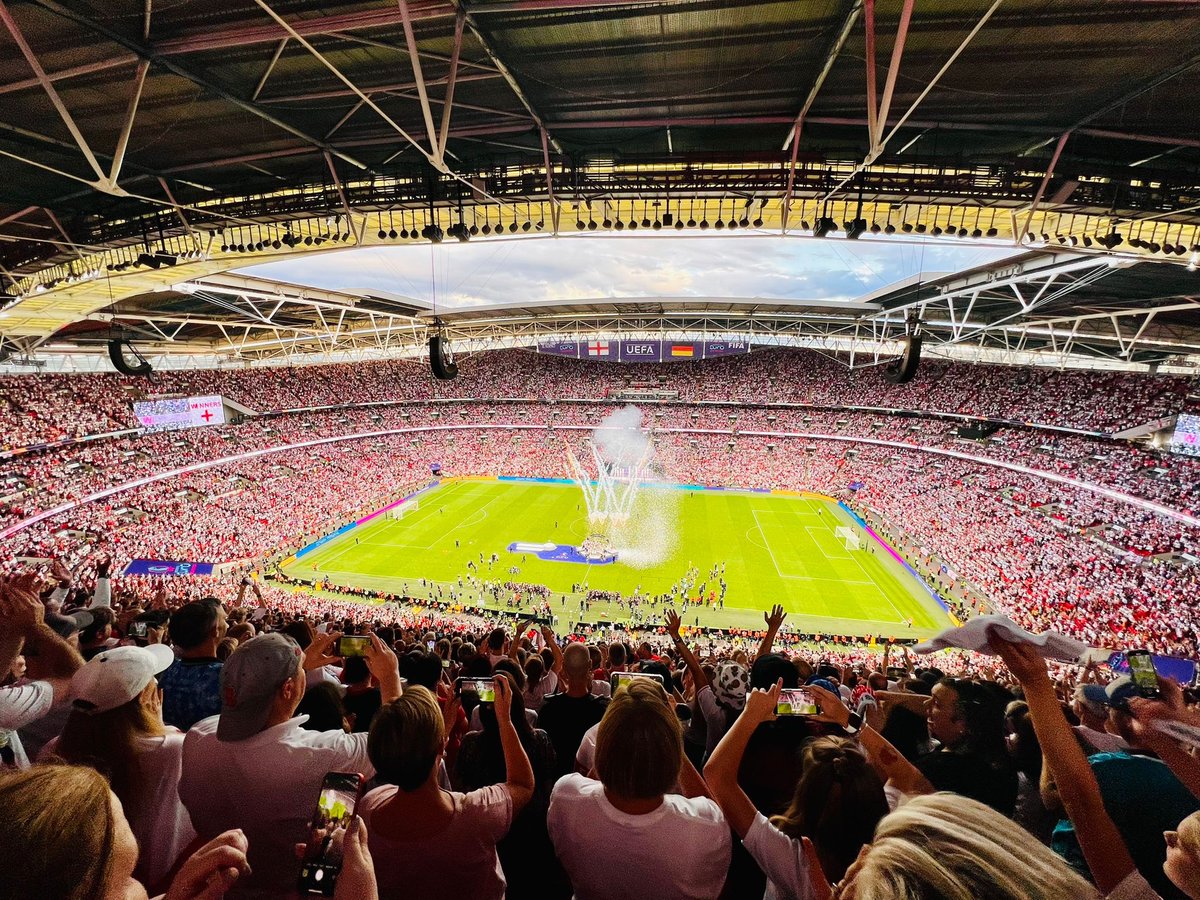 SuuzBoven's tweet photo. Eentje voor in de boeken 🙌🏼 #womenseuro2022 #Wembley https://t.co/Zd5NVHXwz3