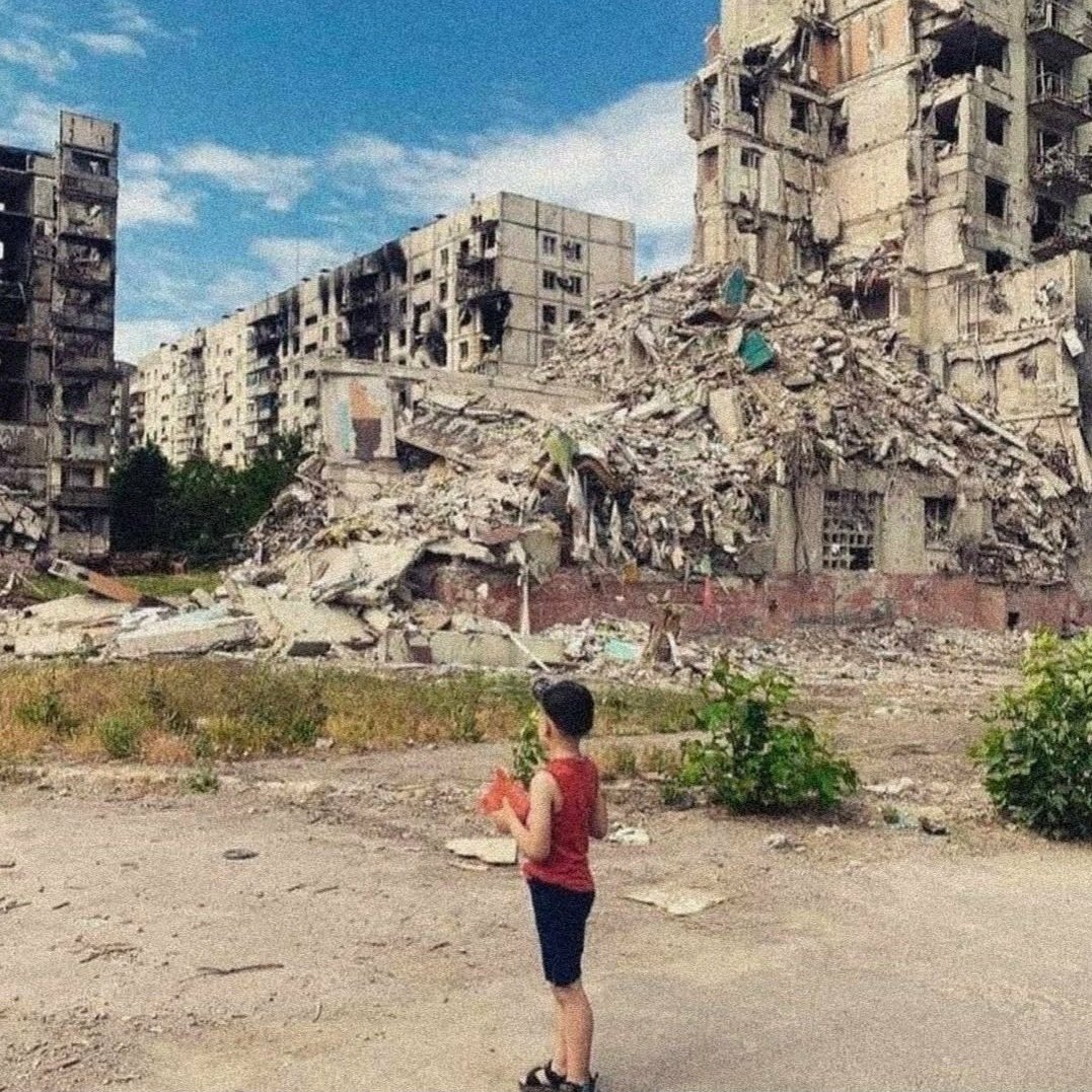 AnastasiikaSta's tweet photo. Маріуполь. Зруйноване дитинство, бо #russiaisaterorriststate https://t.co/9mngAsXPBp