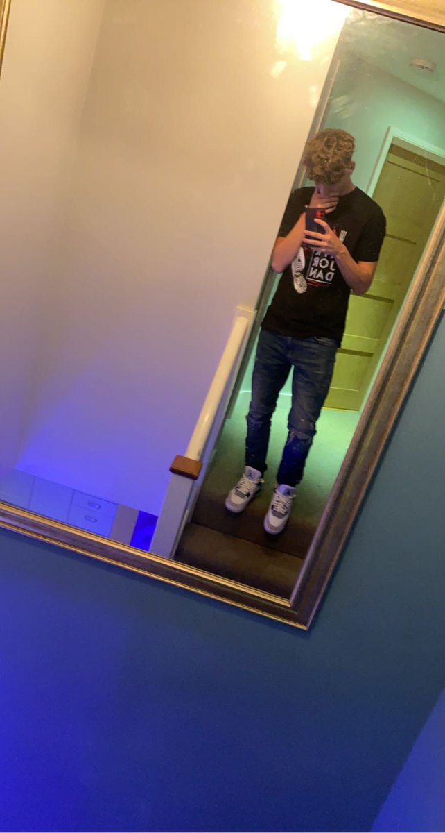 xaaronb1's tweet photo. catch me wearing jeans ur lucky https://t.co/xOWRS23qMN