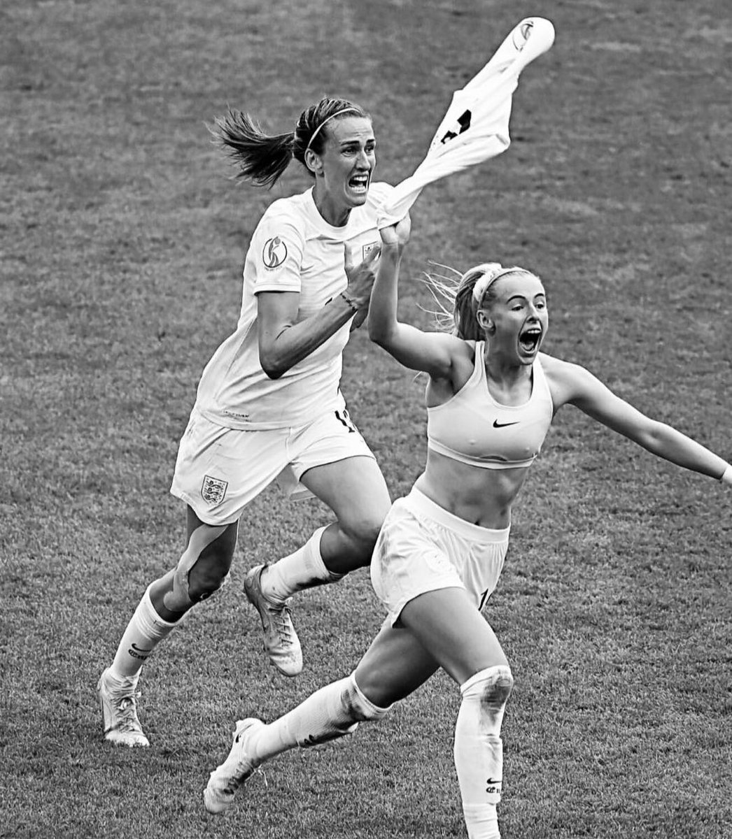 pennylanetsl's tweet photo. THRILLED ❤️‍🔥 #Lionesses #WEURO2022 https://t.co/hrYBrlAFsN
