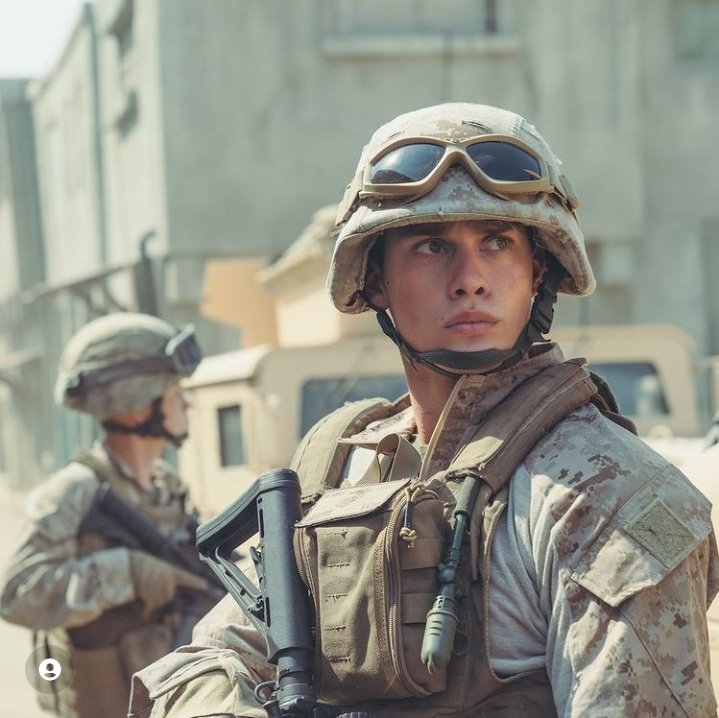 dreamluux's tweet photo. cuando digo que me gustan los militares, me refiero a este tipo de militares... #PurpleHearts https://t.co/y6VsXRdtpa