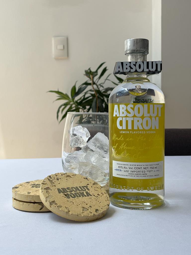 Michell27333735's tweet photo. @AnuarLayon @absolutmexico @AnuarLayon @absolutmexico #regeneracionabsolut portavasos con vidrio reciclado. ♻️ https://t.co/ropSinWTR3