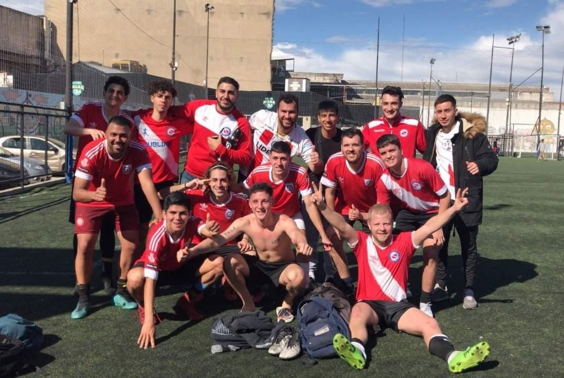 ¡ENTRE LOS 8 MEJORES! 🏆 🐞 

Argentinos 2-1 <a href="/SanLorenzoLat/">San Lorenzo LAT</a> 2. 
Enorme partido del equipo aguantando el resultado contra el rival, y algo más, pero sin sufrir. 

El rival en 4tos será <a href="/EstudiantesLat/">Estudiantes LAT</a>. 

#AAAJ 🐞 #VamosNosotros
