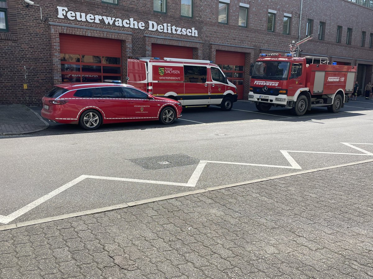 Feuerwehr_DZ's tweet photo. Am Nachmittag kehrten auch unsere Kräfte wieder zu ihrem Standort zurück!
Seit Montag unterstützen wir beim #Waldbrand im Bereich #Arzberg / #Falkenberg mit #TLF-W und #ELW! 

#ElbeElster #Sachsen #Nordsachsen #Brandenburg #Feuerwehr https://t.co/0xPevT4TJd