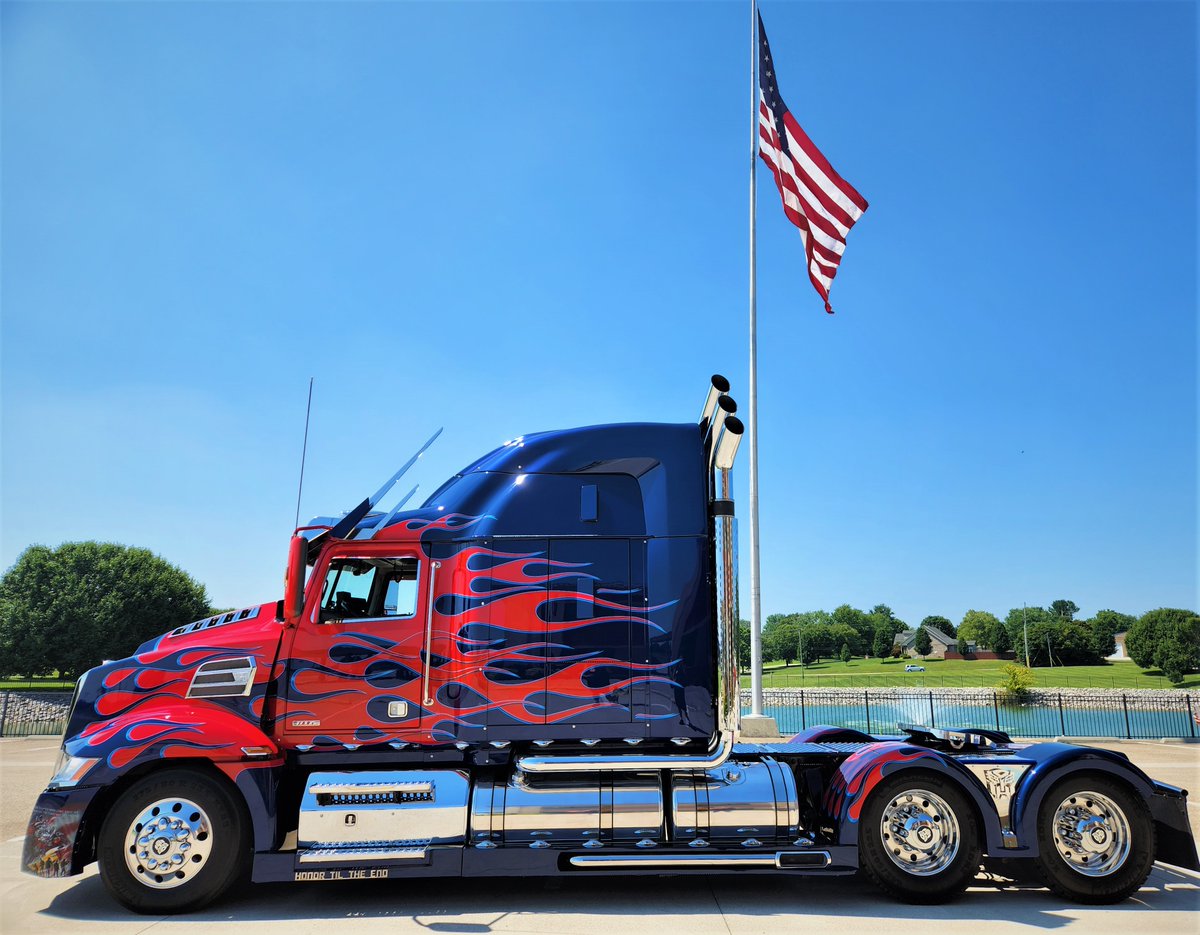Optimus_Is_Here's tweet photo. Patriotism is fading rapidly in this country. Let's ALL do our part to help bring back a sense of pride, compassion, and unity that keeps America strong 💪🤙🇺🇸

#OptimusIsHere #optimusprime #transformers #teamprime #america #rollout #USA #unity #InUnityThereIsStrength https://t.co/VE6ifEC9yK