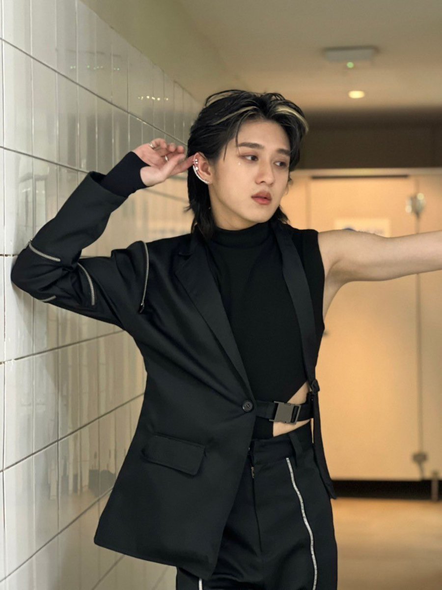 sanistiny's tweet photo. ‘bet you like it when i show up in a gown’
#blsd #BLSelcaDay #usttr #UsNititorn https://t.co/zIXMkR8MA9