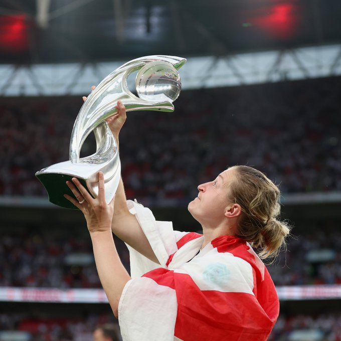 Ellen White with the Women's EURO 2022 trophy