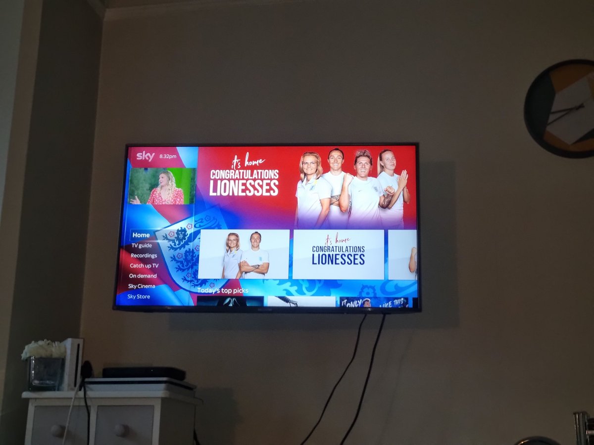 LauraJBeckett's tweet photo. Fantastic touch from @SkySportsNews
Proud of you girls, history made🏴󠁧󠁢󠁥󠁮󠁧󠁿❤️ https://t.co/blKNbOglBQ