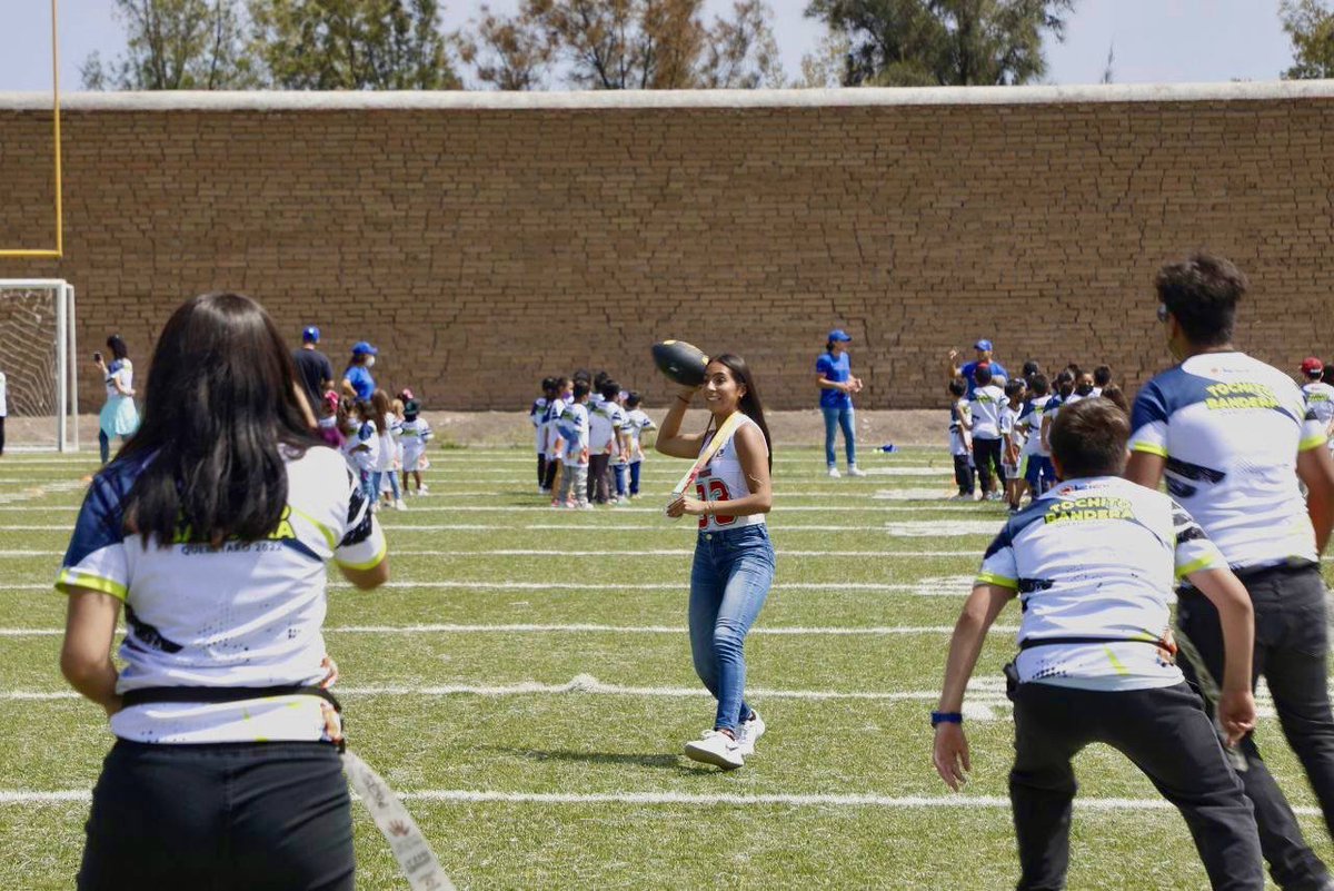 LuisBNava's tweet photo. ¡Impulsar el deporte, es impulsar la salud! Inauguramos las academias municipales de Tochito Bandera, donde jugadores profesionales entrenarán a nuestras niñas, niños y jóvenes en #LaCiudadQueQueremos, para que crezcan en un ambiente sano y divertido como equipo. 🏈 https://t.co/opzUvzKHUu
