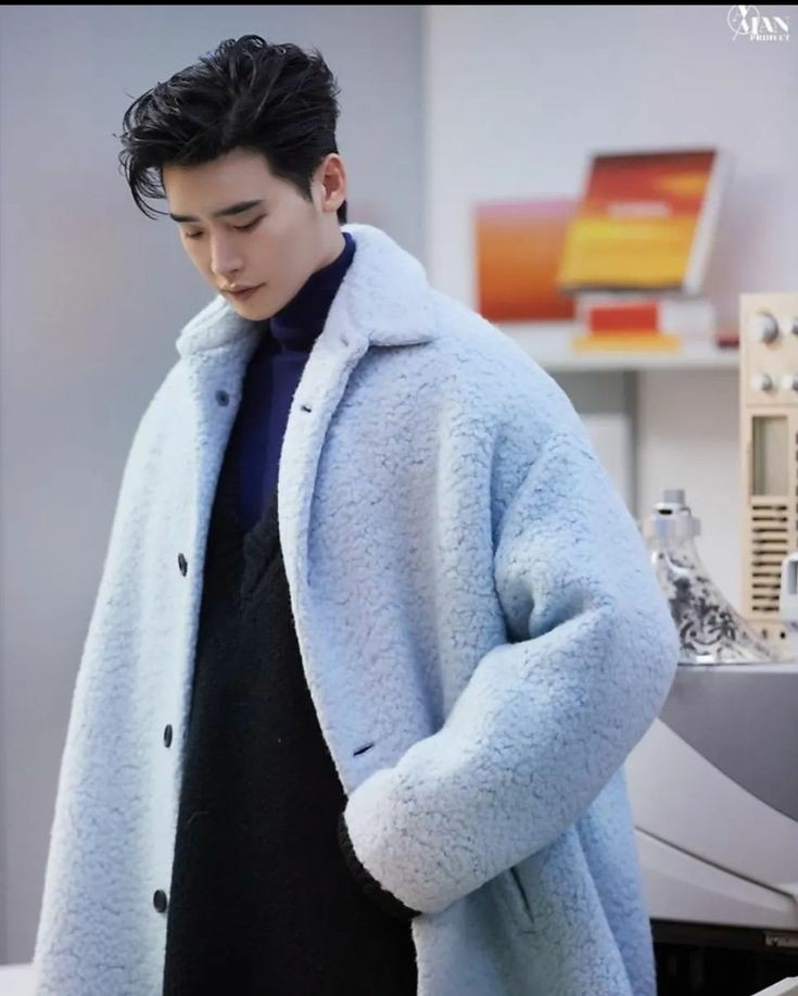 informações inúteis sobre mim:

Nome: Lee William 
Altura: 1,86
Pé: direito e esquerdo
Signo: Leão 
Cor fav: Preto e vermelho 
Filme fav: O Projeto Adam
Série fav: Breaking Bad
Bebida fav: Vinho
Foto: