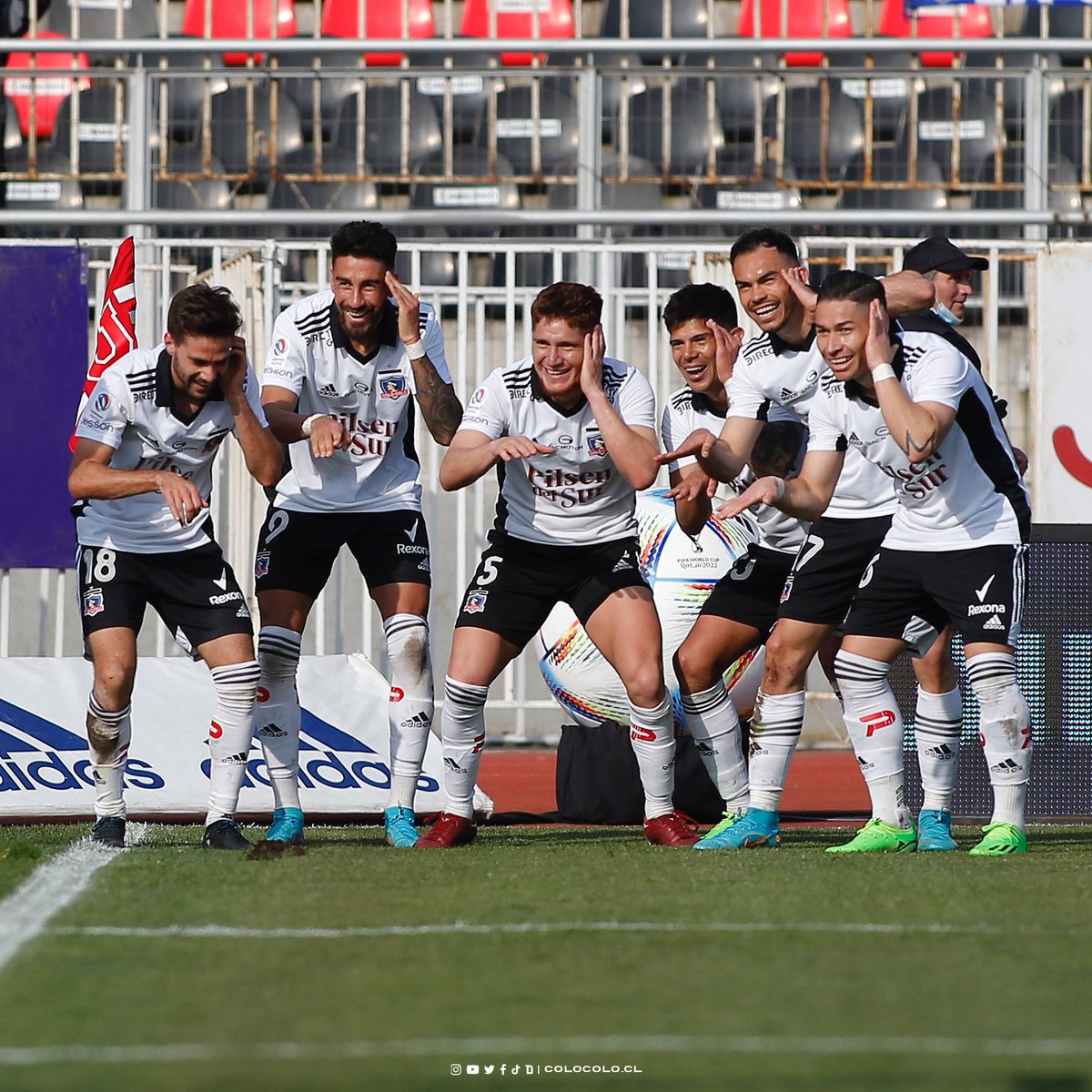 ColoColo's tweet photo. El equipo que lleva 10 años invicto en Superclásicos celebra como quiere. 

#VamosColoColo 🤟🏼⚪️⚫️ https://t.co/rcRr0PhyBK