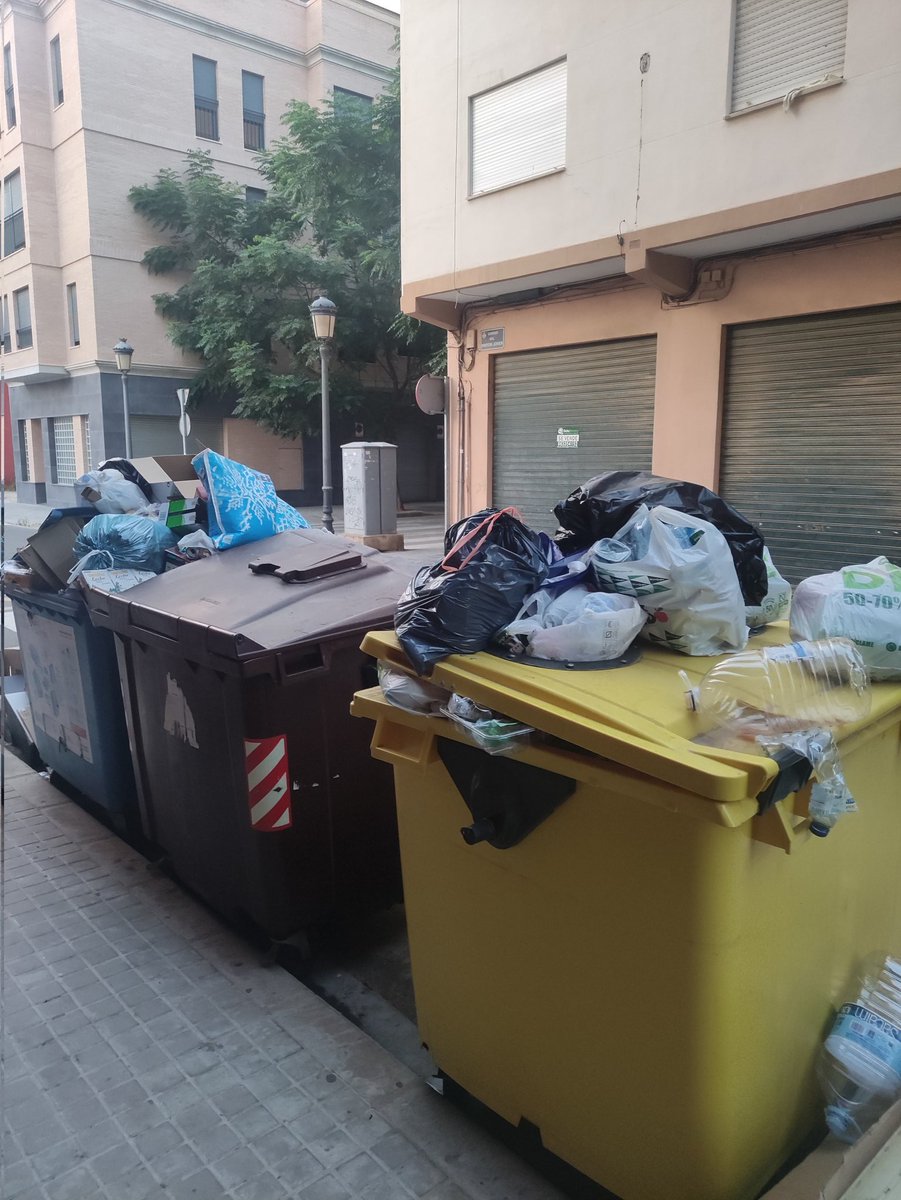 foreverhappy37's tweet photo. De vergüenza que esten asi los contenedores 6 dias en la calle Pintor Jover 8 y que no los vacien @joanribo @CompromisVLC @SocialistesVal https://t.co/bahicEKQB5