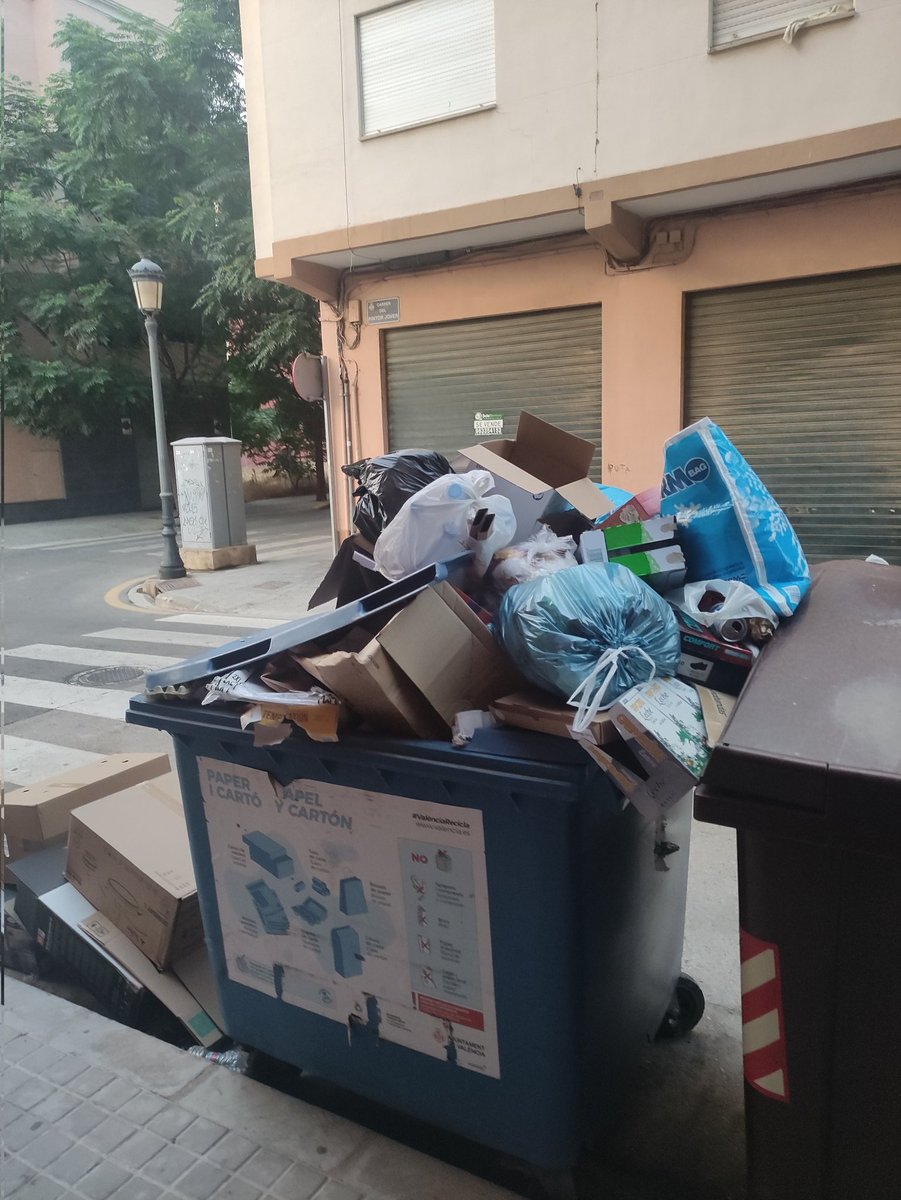foreverhappy37's tweet photo. De vergüenza que esten asi los contenedores 6 dias en la calle Pintor Jover 8 y que no los vacien @joanribo @CompromisVLC @SocialistesVal https://t.co/bahicEKQB5